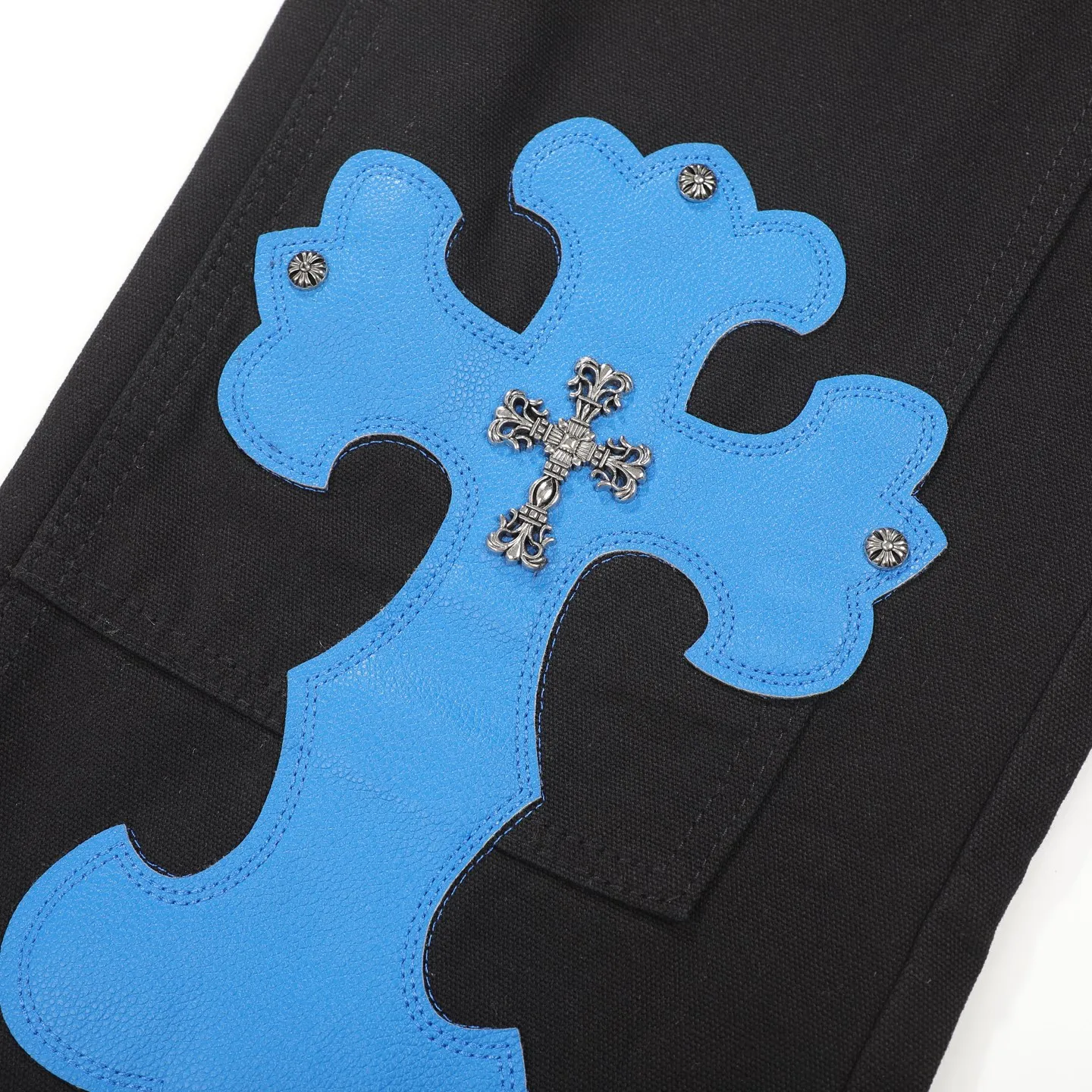 P280 𝐂𝐡𝐫𝐨𝐦𝐞 𝐇𝐞𝐚𝐫𝐭 Kroxin 25SS workwear logging Klein blue leather patchwork limited edition jeans. Kroxin’s pants are particularly outstanding in color design and stand out among similar products. It is made of beaded canvas fabric. After a complicated and delicate washing process, it feels very good when worn on the body and looks high-end and charming. The pants are three-dimensionally cut, with a crisp and stylish shape, smooth lines, and a high level of design. The hardware accessories on the pants are specially customized according to ZP standards. The beaded canvas fabric is originally thick, but after washing it becomes soft and breathable. The small leather label on the pants is specially designed, revealing unique creativity in a simple style. The production process is very exquisite, every stitching is neat and regular, and the details are handled particularly well, showing high quality. Moreover, these pants have a genderless design and can be easily worn by both boys and girls. They are perfectly in line with the current diverse and inclusive fashion trend and look good no matter how you wear them.  Size: S M L XL XXL (28.30.32.34.36) Color: Black